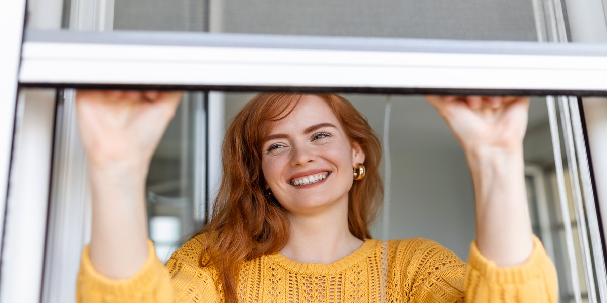 zanzariera a scomparsa con presa a mano 
