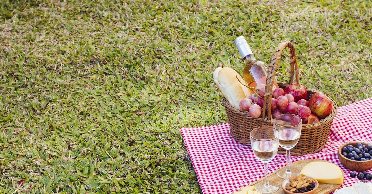 Un cestino da picnic su un prato
