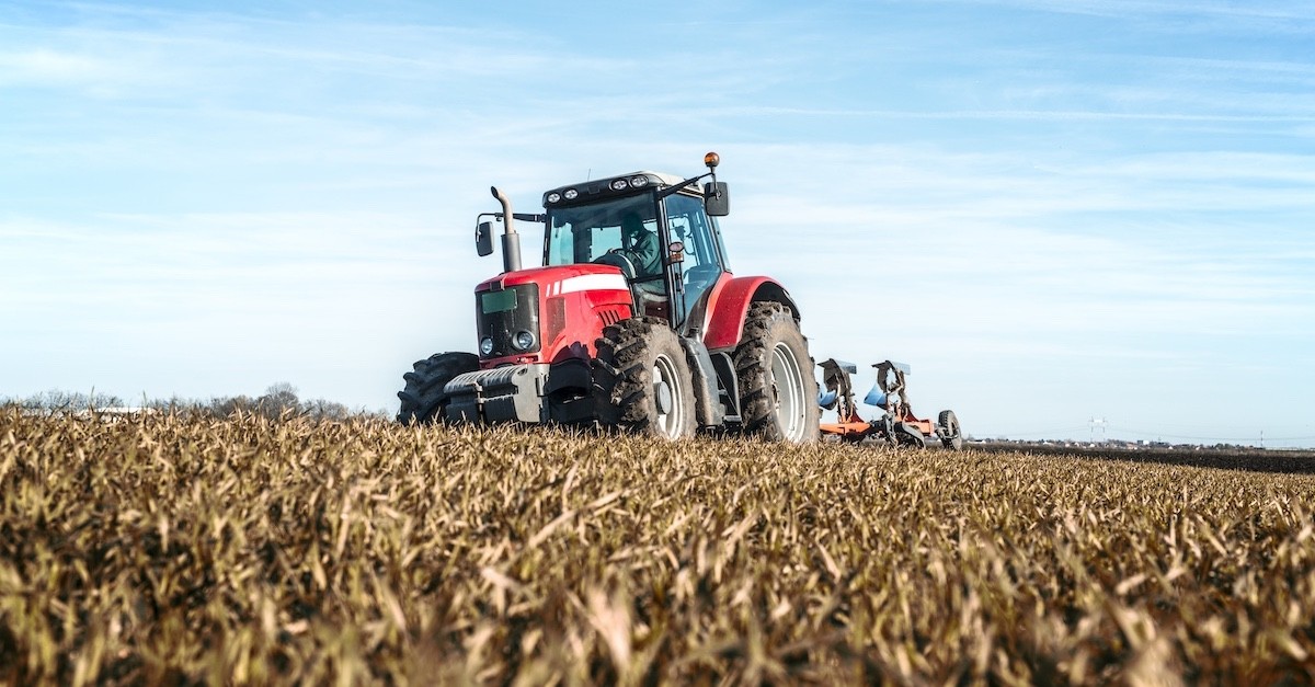 Trattore che coltiva un campo Coltivazione di un campo
