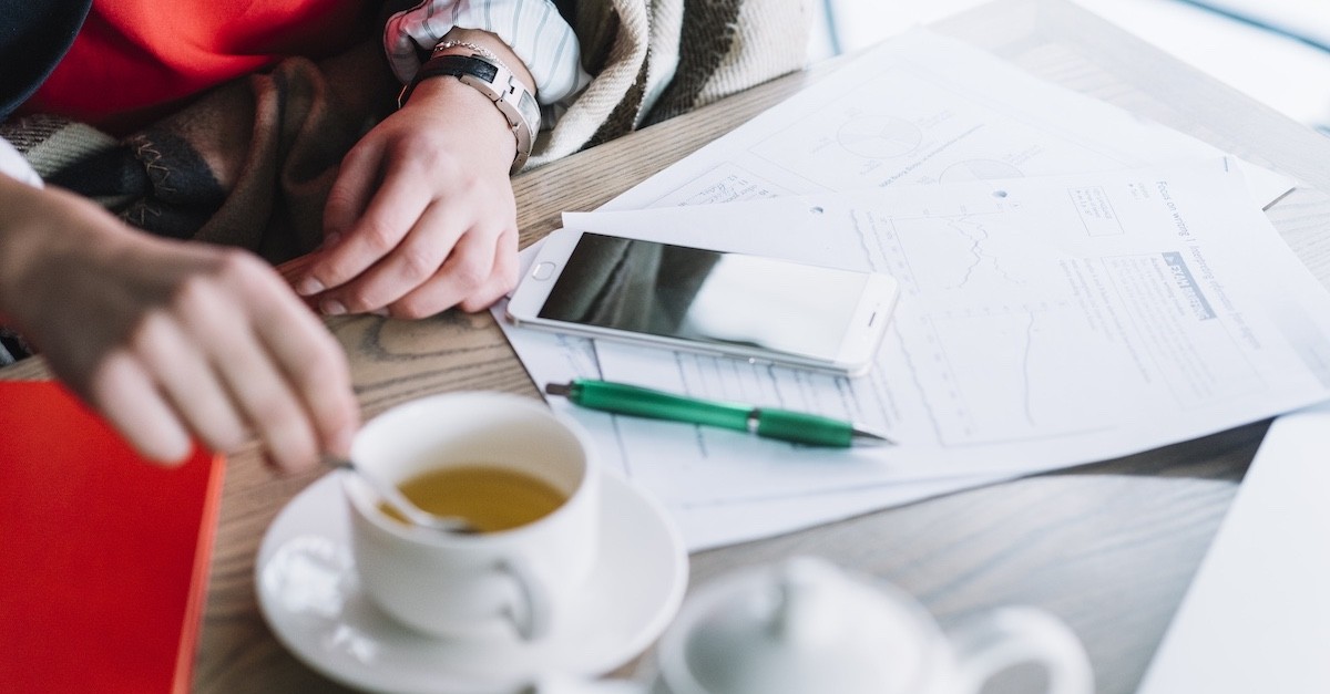 imu uso gratuito familiari Uomo che mischia il caffè