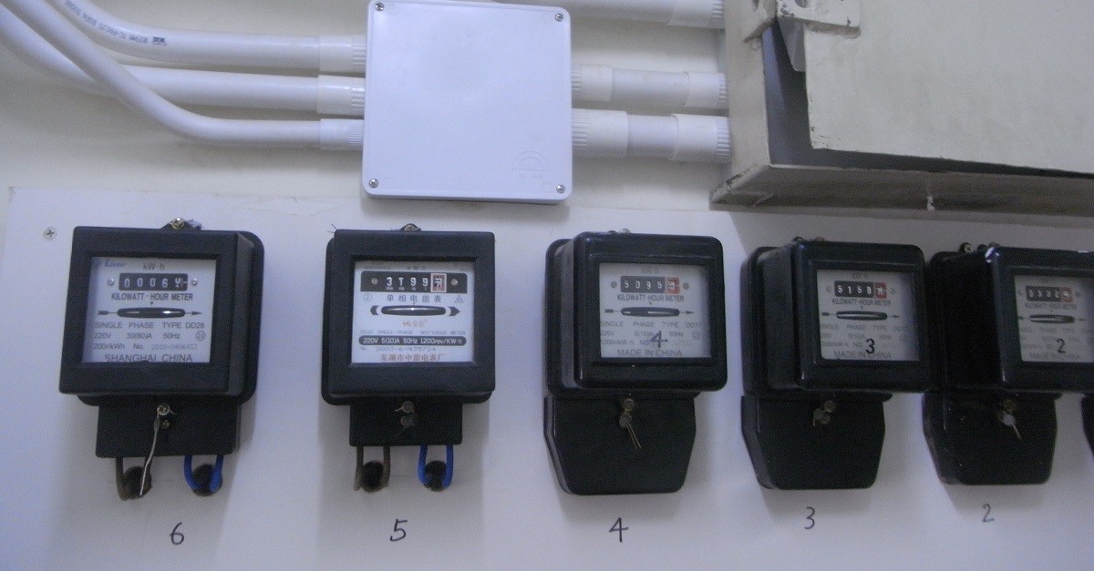 Una serie di vecchi contatori della luce con disco rotante