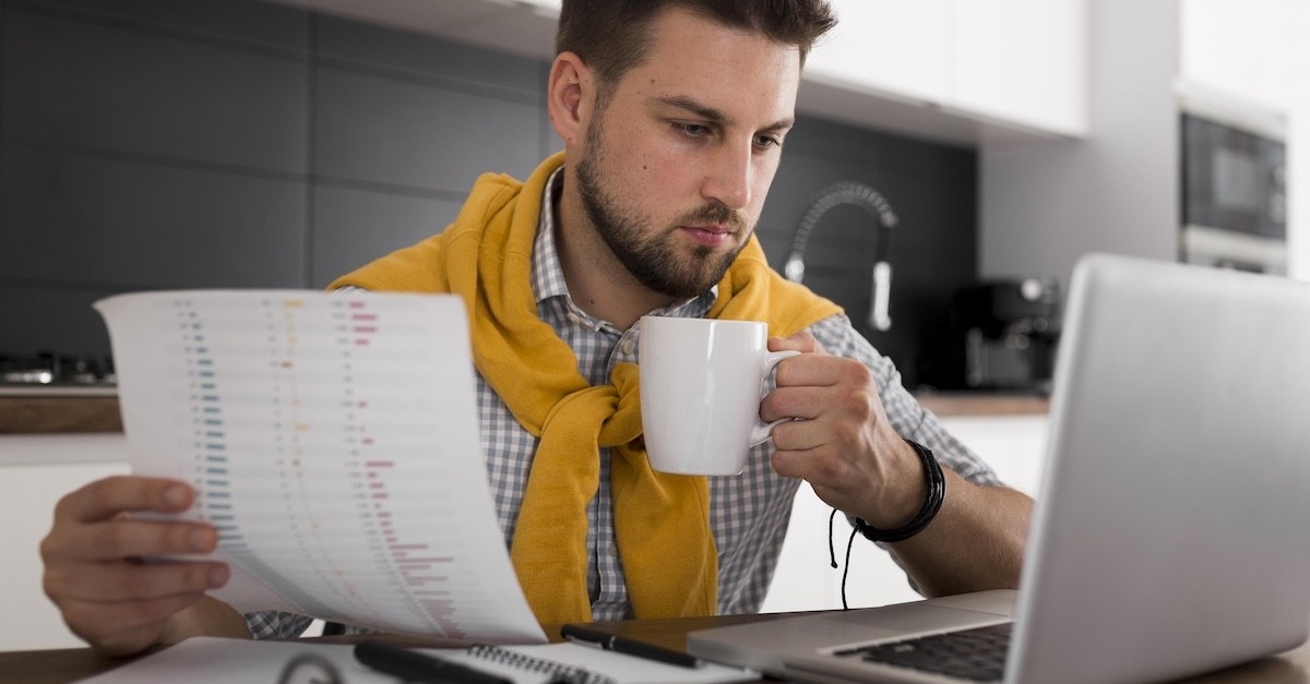 Come funziona l'Imu per il comodato gratuito Uomo al pc che beve un caffè