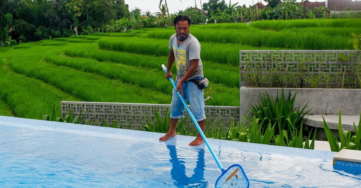 La pulizia regolare della piscina aiuta a ridurre la formazione di clorammine