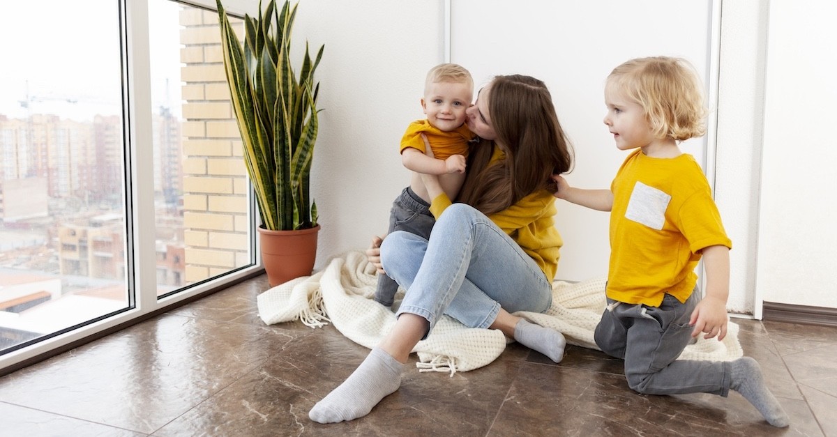 Le procedure di sfratto con i minorenni Madre che gioca con i figli