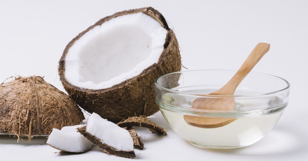 olio di cocco vicino a noce di cocco