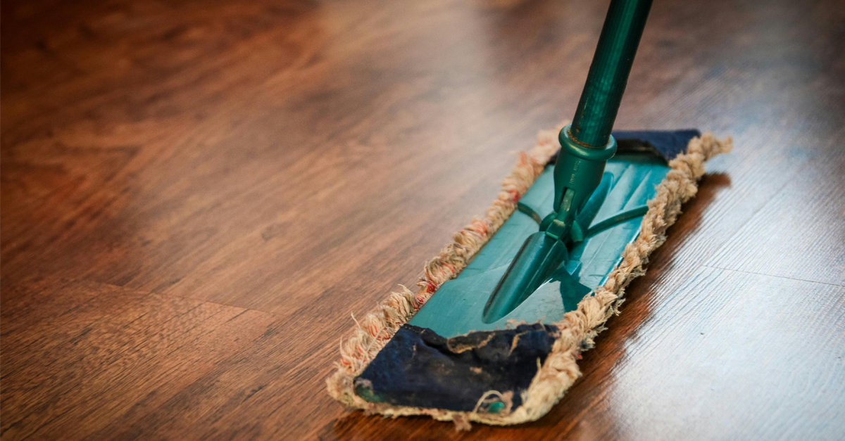 pulizia del pavimento con un panno in microfibra
