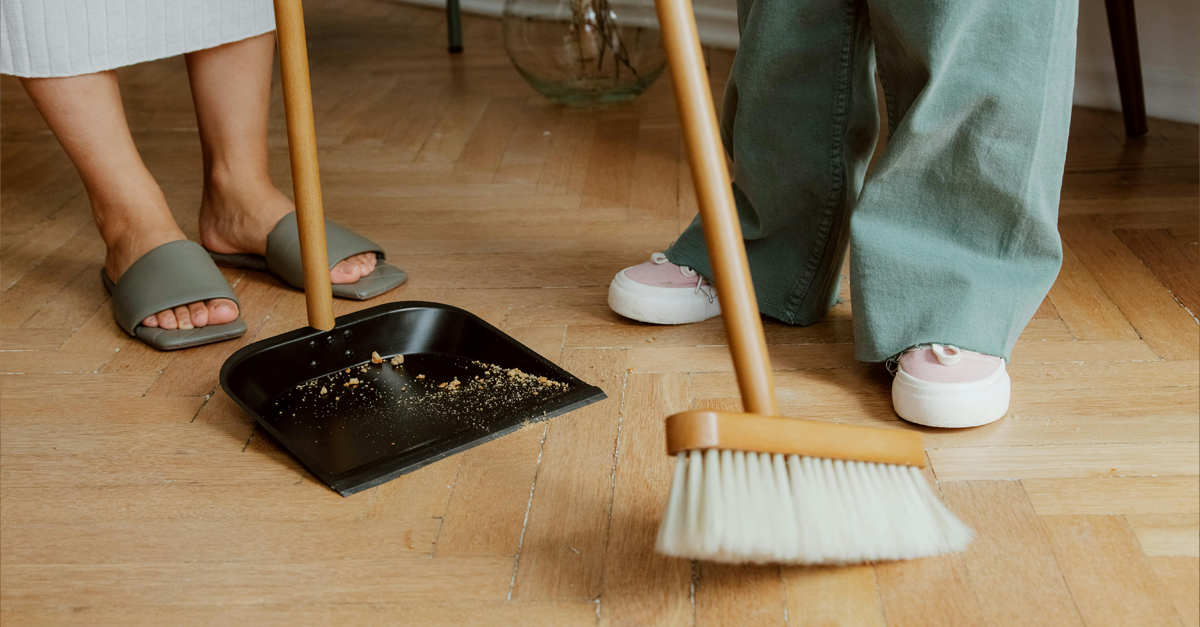 pulizia con scopa e paletta