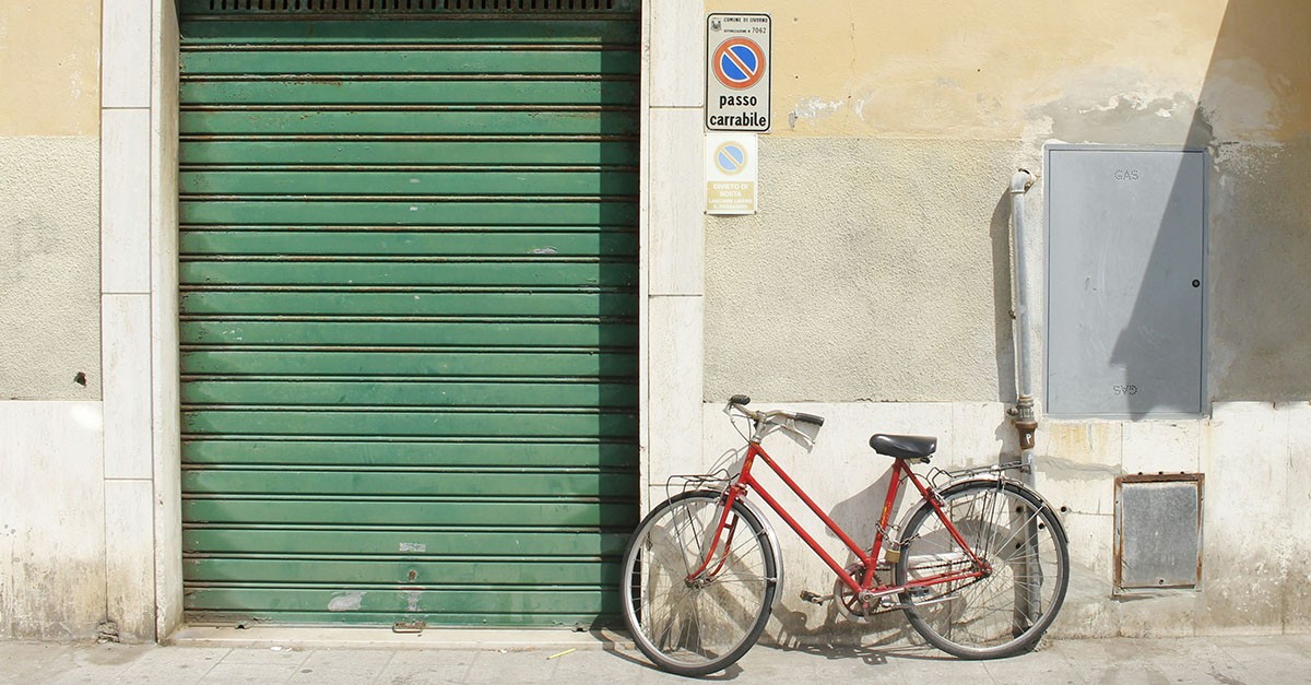 Passo carrabile nei pressi di una serranda