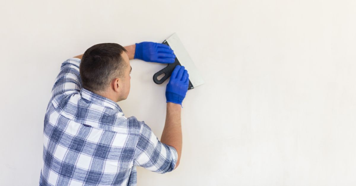 persona che ripara un muro