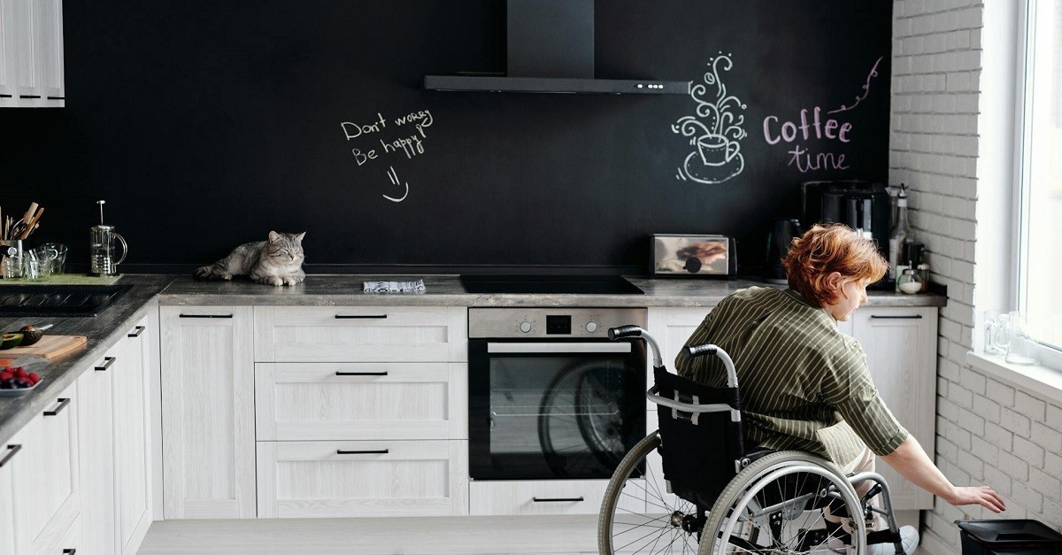 Cucina con parete lavagna