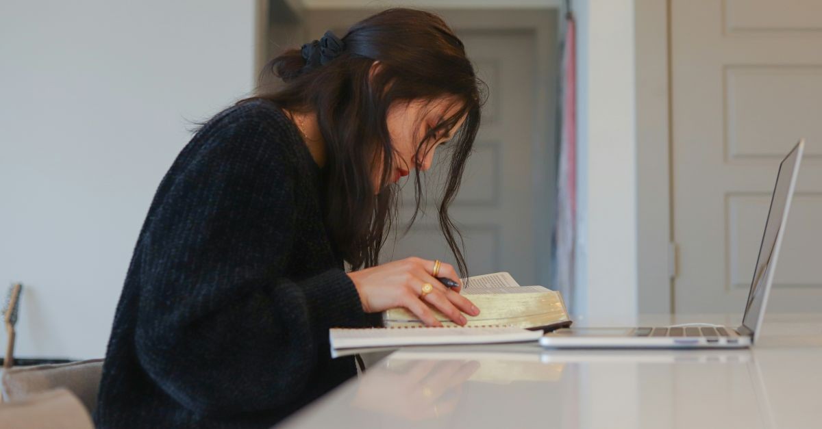 ragazza che studia a casa ragazza che studia a casa