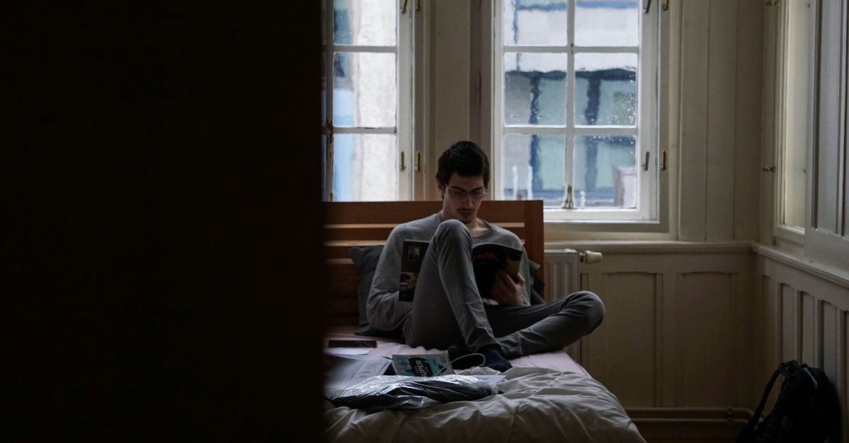 ragazzo che legge sul letto ragazzo che legge sul letto