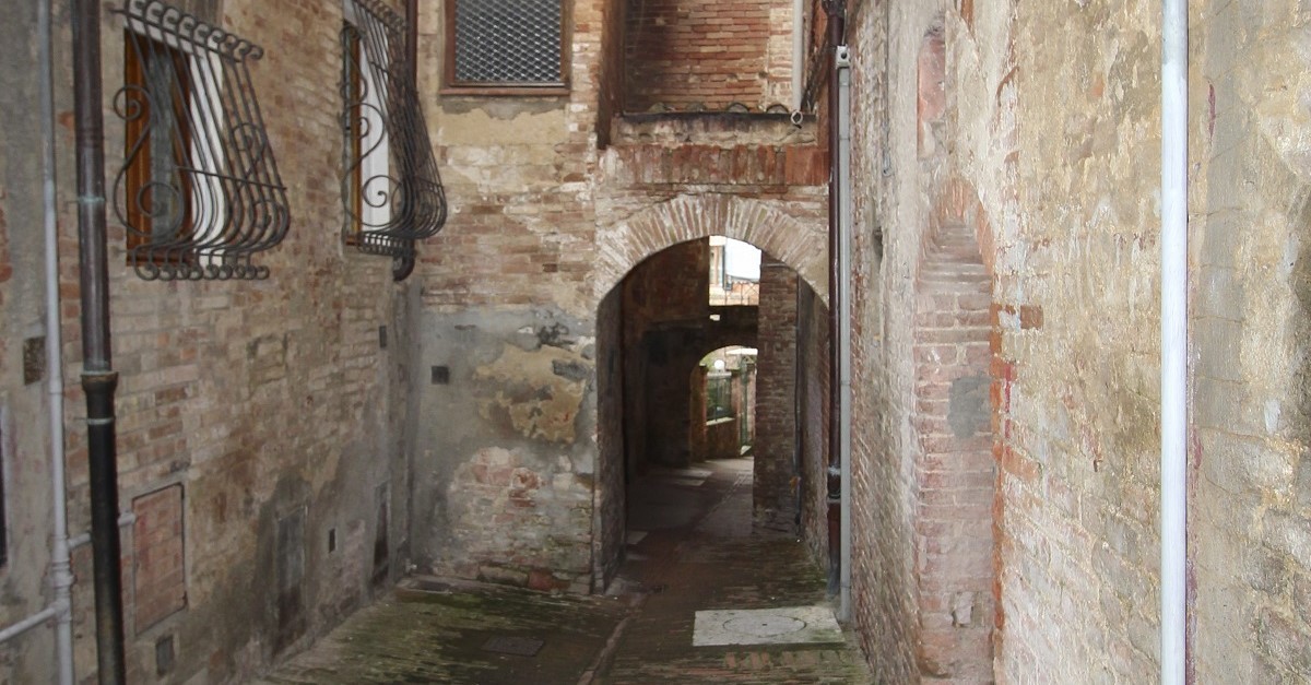 Particolare del vicolo delle Carrozze a Siena