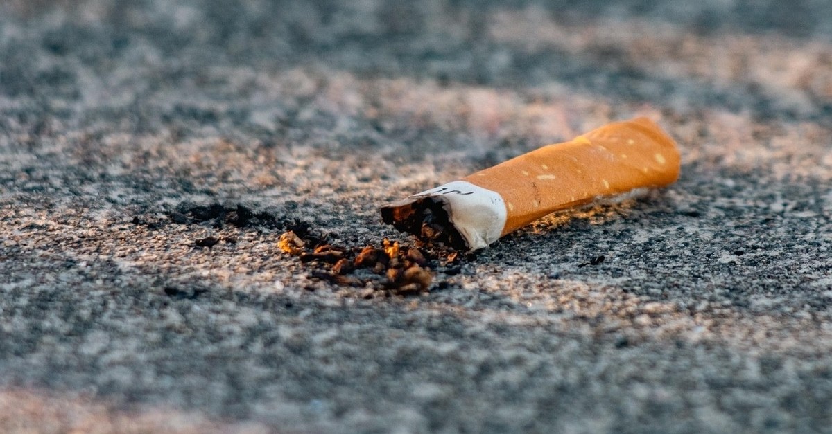 sigaretta su tessuto