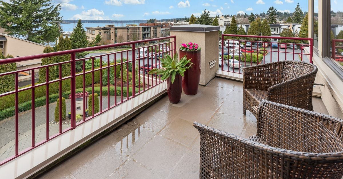 un balcone con la ringhiera dipinta di rosso