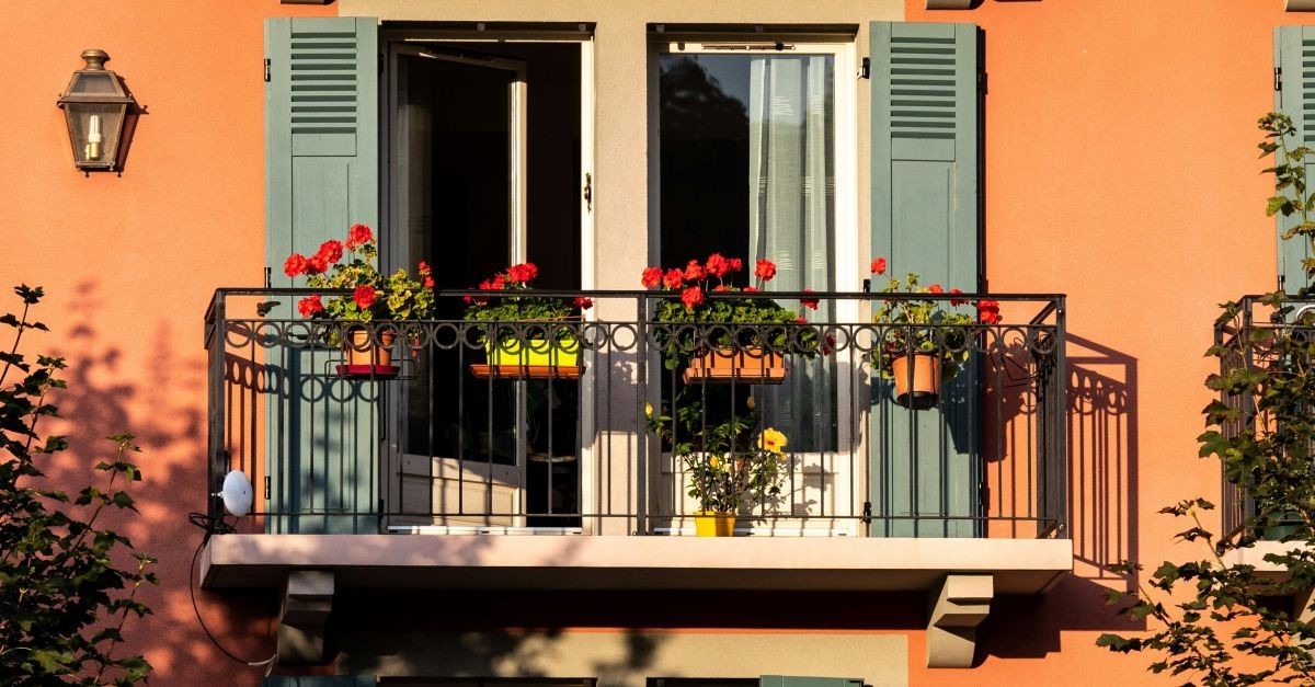 un bellissimo balcone in ferro battuto
