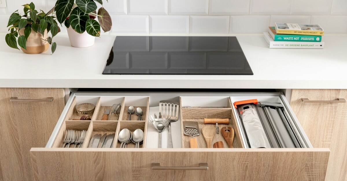 un cassetto di una cucina moderna un cassetto di una cucina moderna
