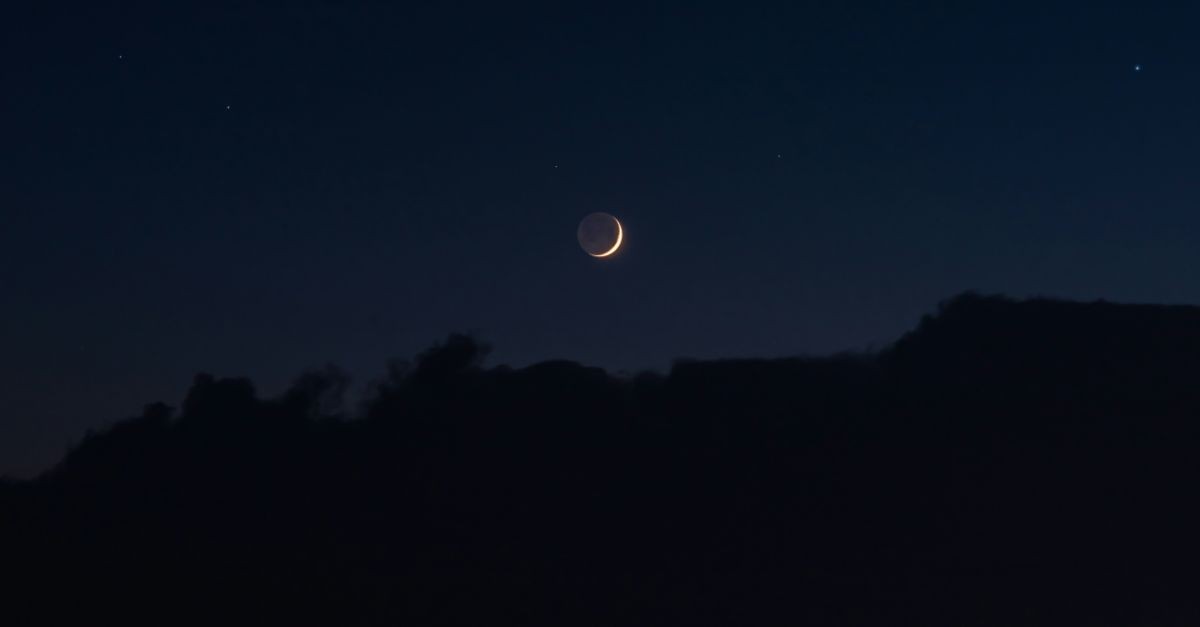 Una Luna nuova nel cielo oscuro