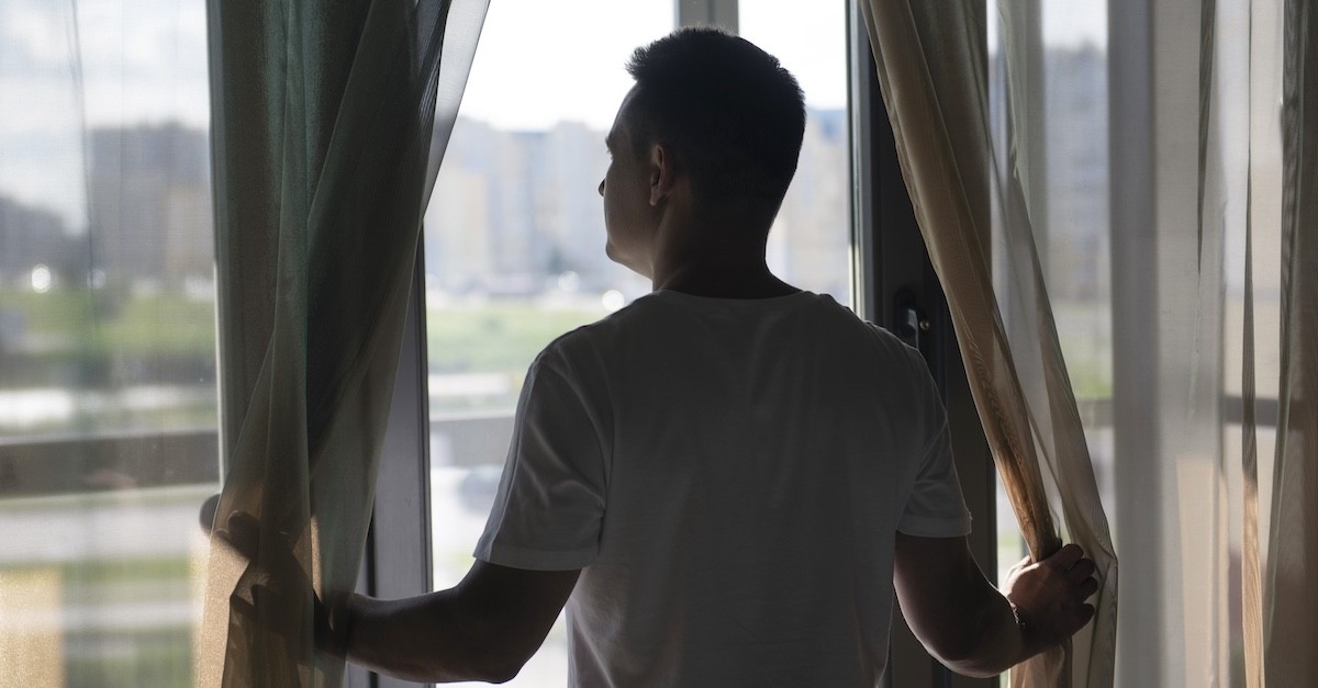 Uso della zanzariera Uomo di fronte ad una zanzariera