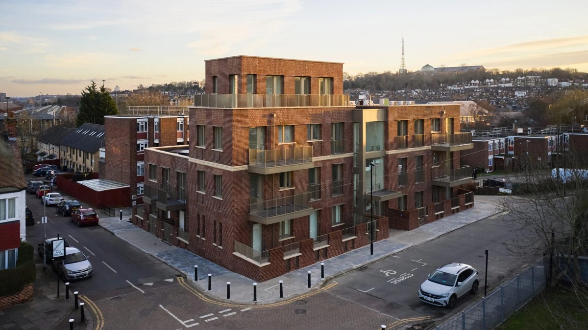 El complejo Edith Road, diseñado por el estudio Satish Jassal Architects, se ubica en pleno corazón del barrio londinense de Haringey.