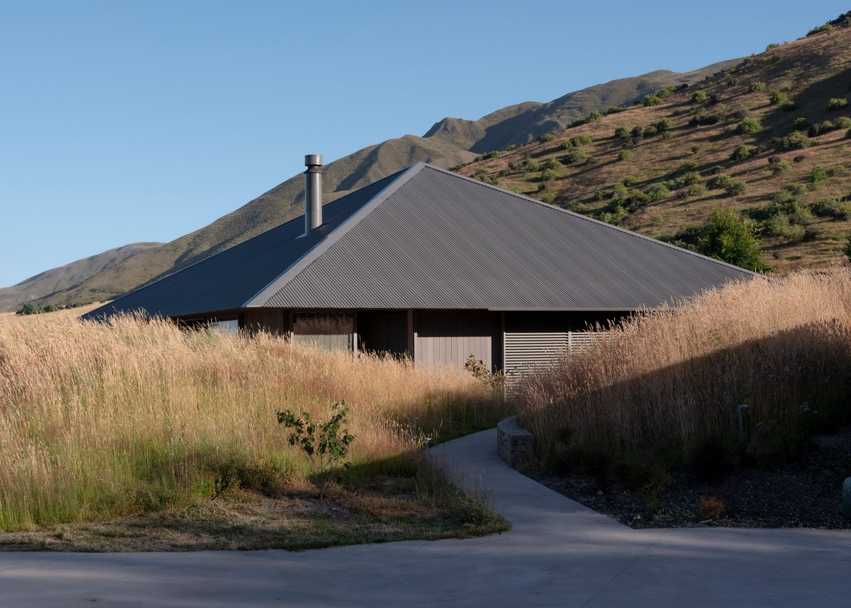 El techo metálico corrugado recuerda a las estructuras históricas de la región, como las cabañas de los mineros y los cobertizos agrícolas.