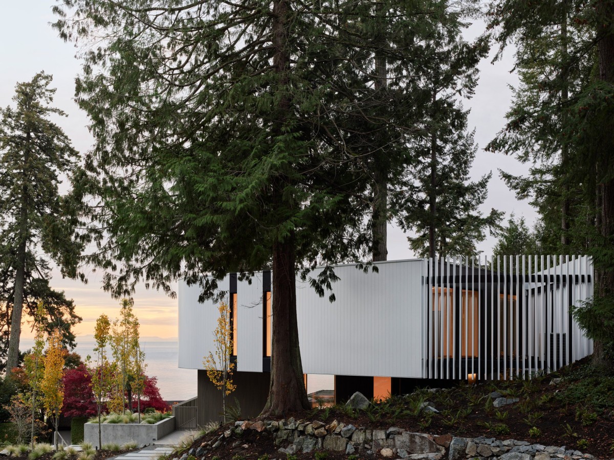 La vivienda se ubica sobre un afloramiento rocoso con vistas a la ensenada de Burrard.
