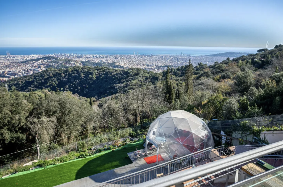 Barcelona tiene nueva casa viral: está en venta por 1,1 millones y tiene un helicóptero aparcado en su jardín