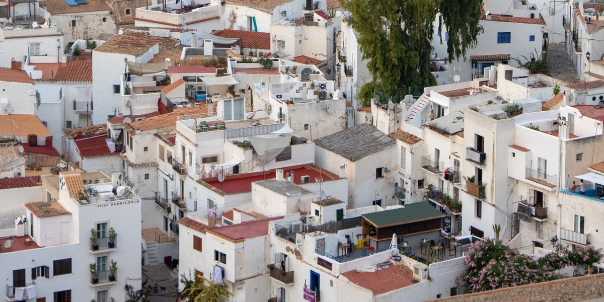 Ibiza, del mega lujo a las chabolas: así es la crisis de vivienda que sufre la isla