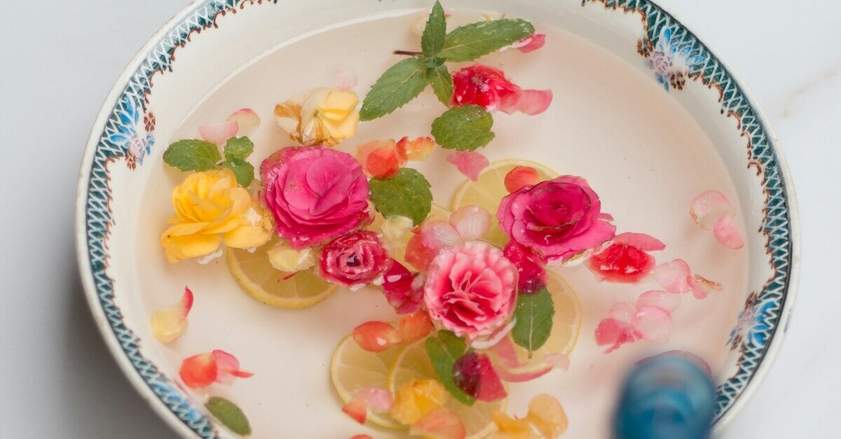 Ciotola con fiori immersi per preparare l'acqua di San Giovanni