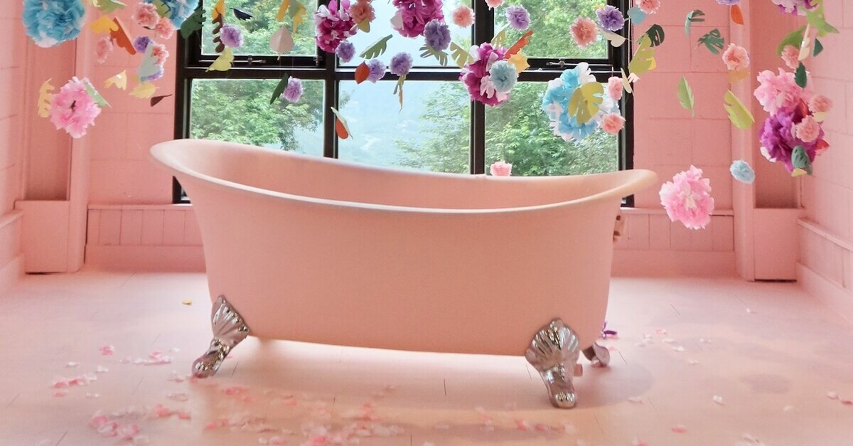 Una vasca rosa per un bagno vintage