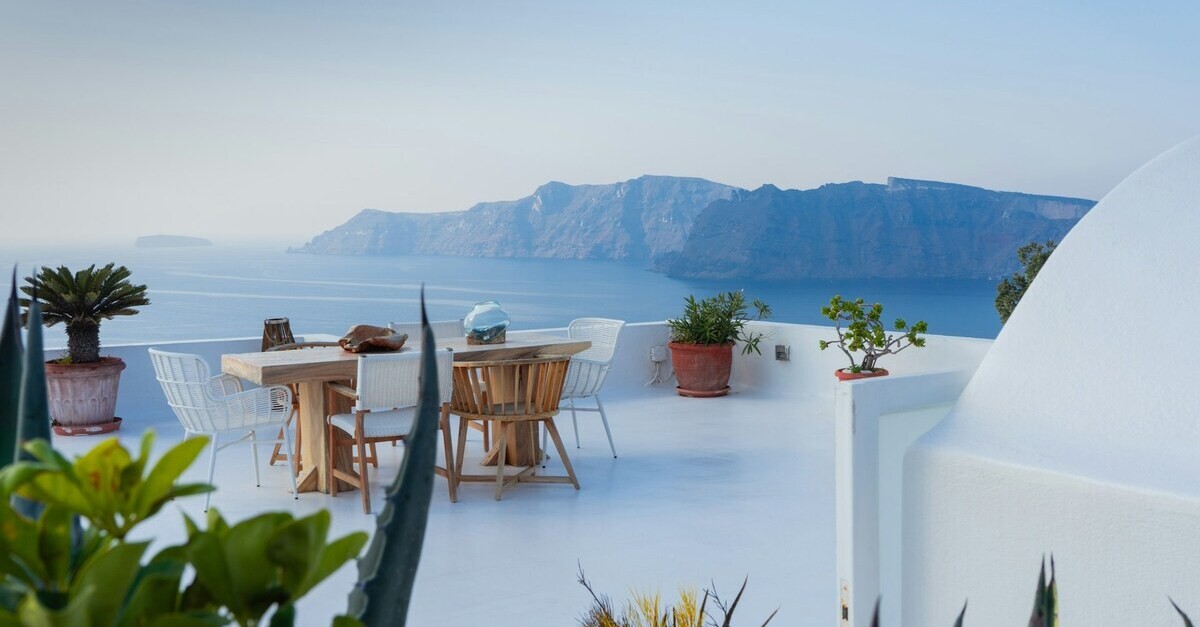 Un terrazzo dallo stile mediterraneo con colori chiari e materiali naturali