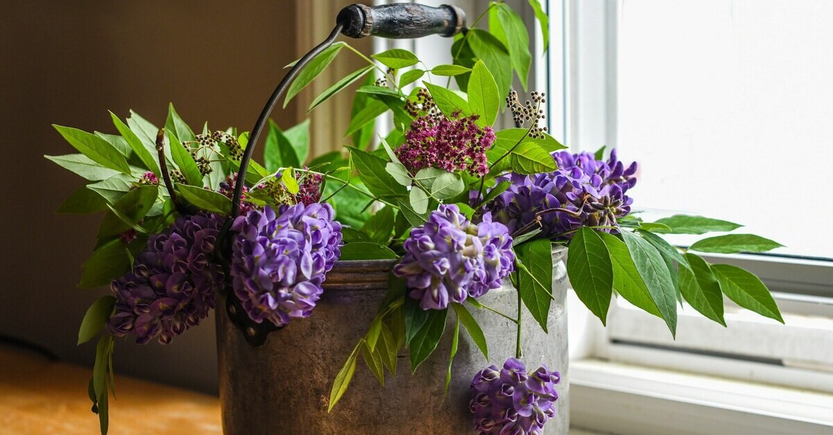 Un coprivaso realizzato con un secchio vintage