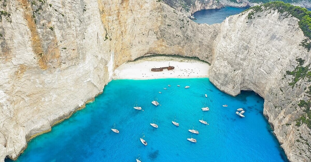 La spiaggia con il relitto a Zante La spiaggia con il relitto a Zante