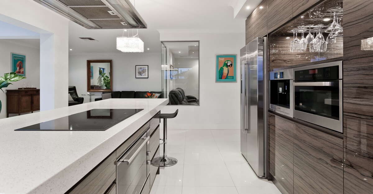 Copertura isola in gres bianco per un effetto minimal