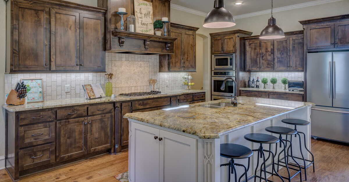 Isola in marmo si mobile bianco