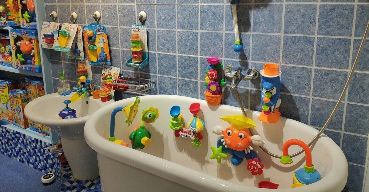 Degli oggetti colorati aiutano a personalizzare il bagno dei piccoli