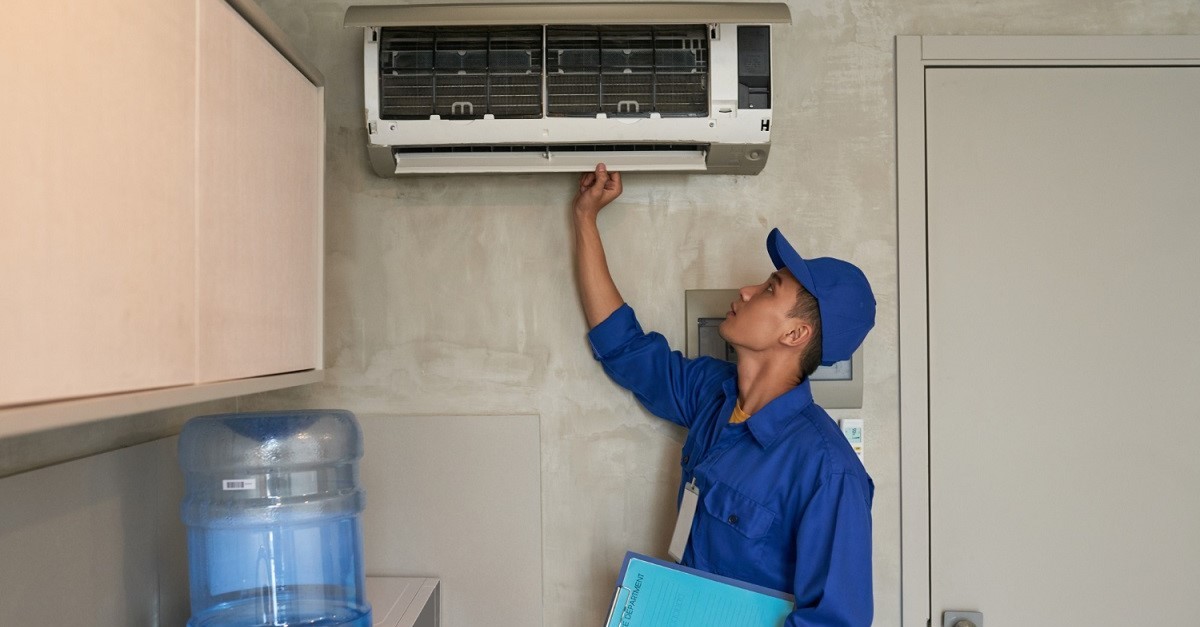 Un tecnico specializzato verifica le condizioni di un climatizzatore