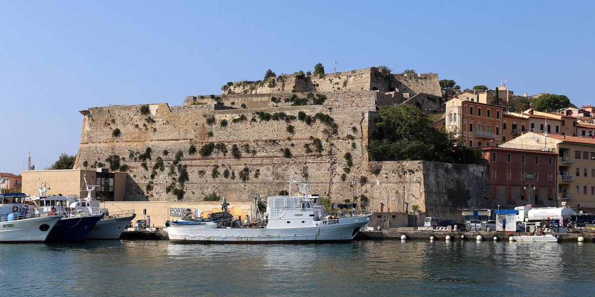 castelli sul mare in toscana