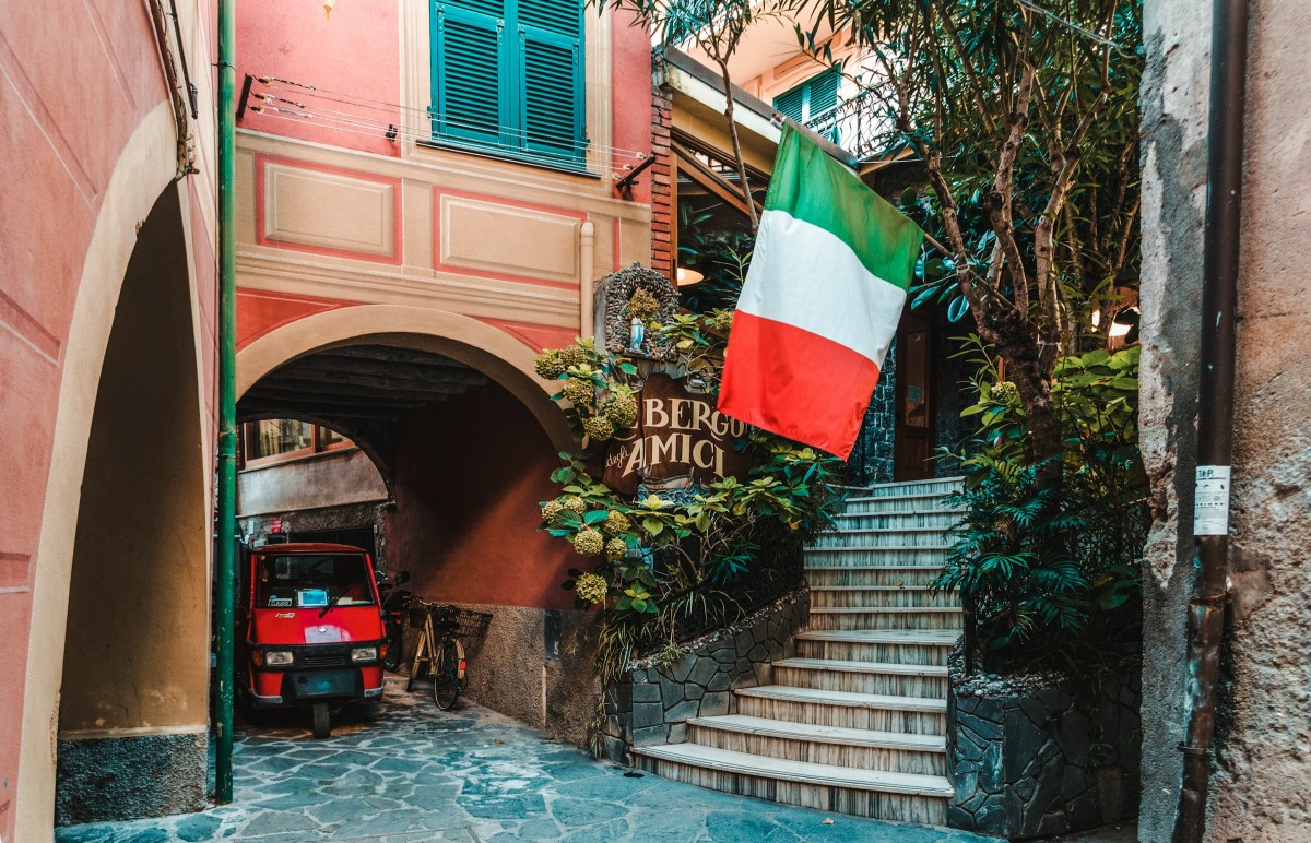 How to get residency in Italy from USA