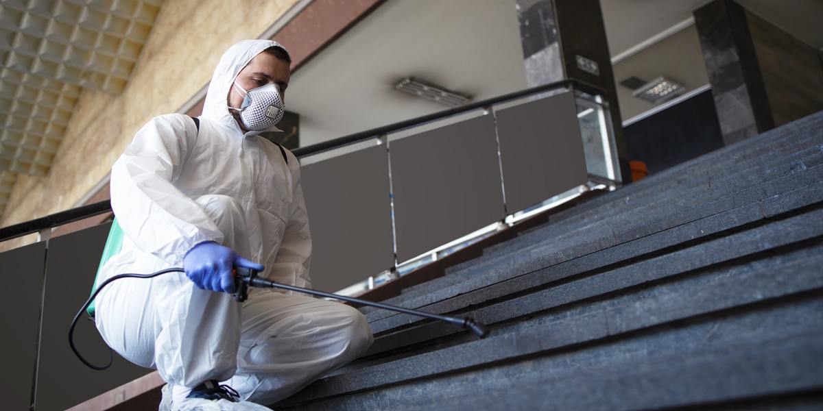 Bonus amianto 2025 Persona con tuta di protezione chimica
