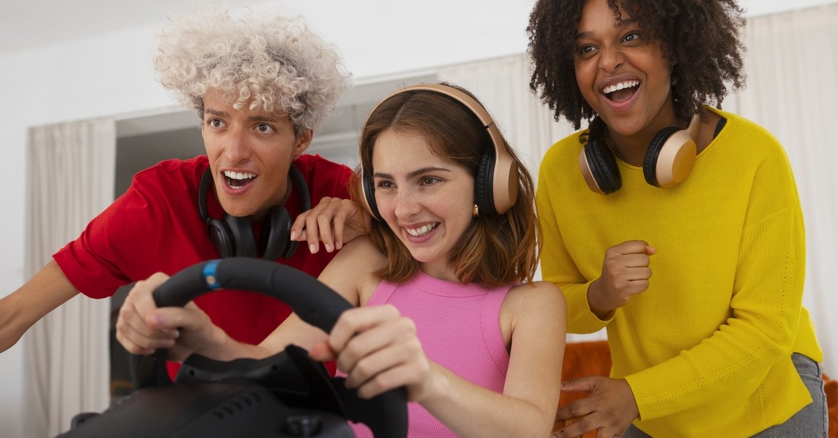 amici che giocano con un videogioco amici che giocano con un videogioco