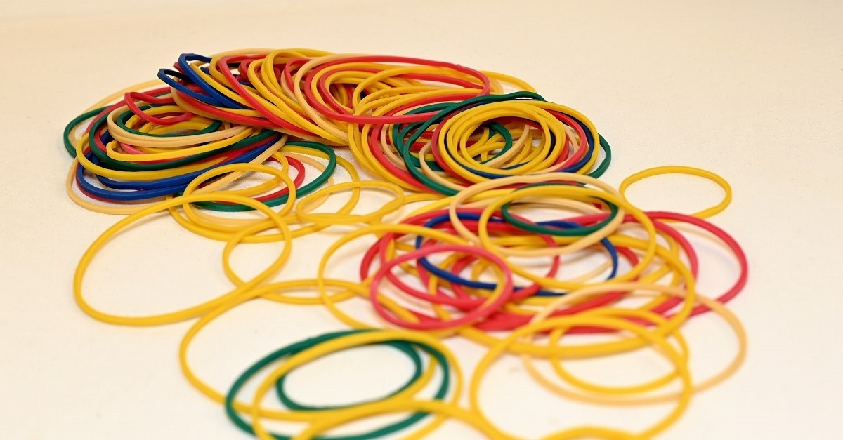 Degli elastici di gomma, usati comunemente in uffici ed esercizi commerciali