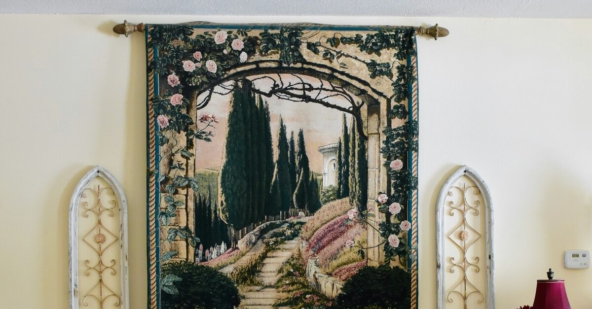 arazzo appeso con barra in soggiorno