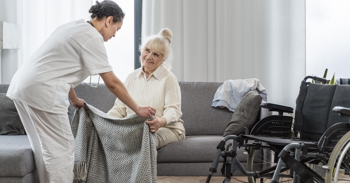 Una badante che si prende cura di un assistito