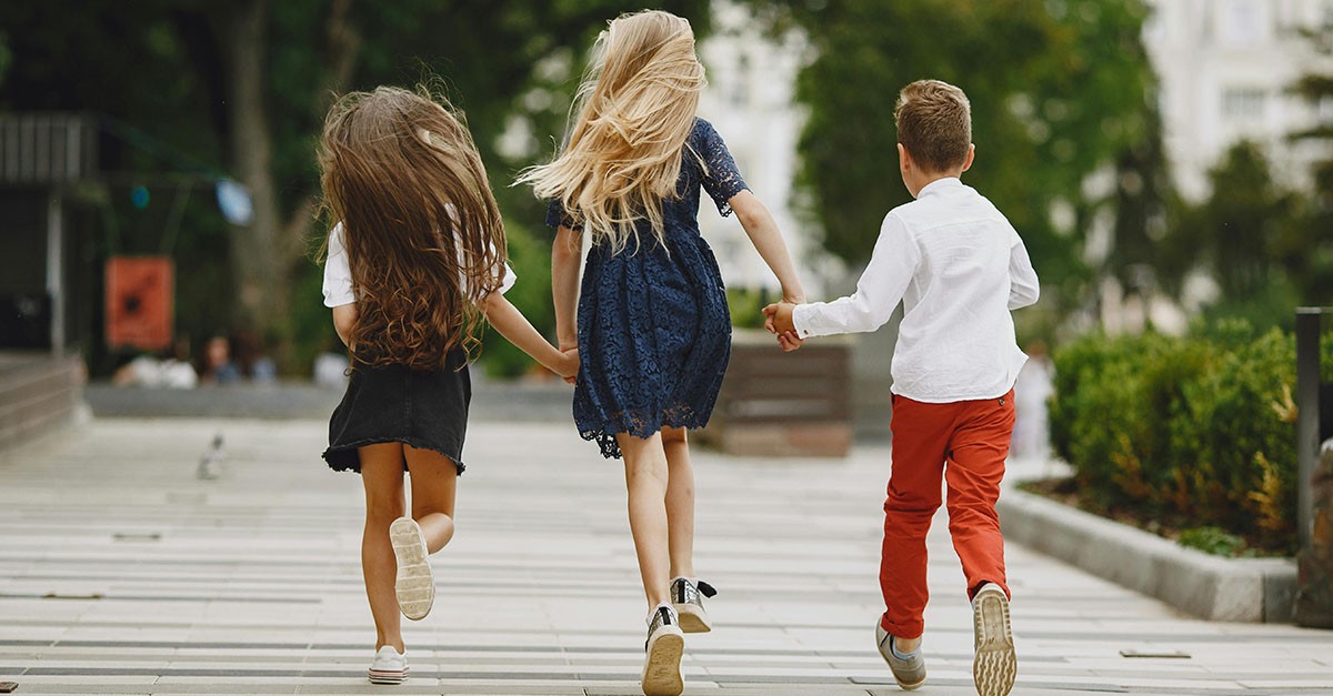 Bambini nel giardino condominiale