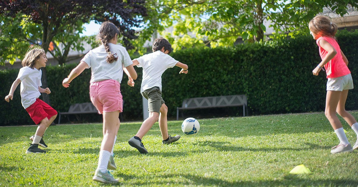Bambini che giocano a pallone in condominio