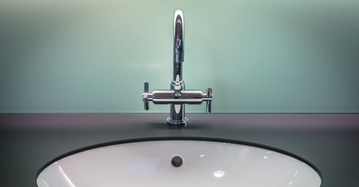 Un rubinetto bicomando installato in un bagno