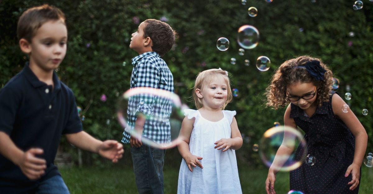 bimbi che giocano con bolle di sapone