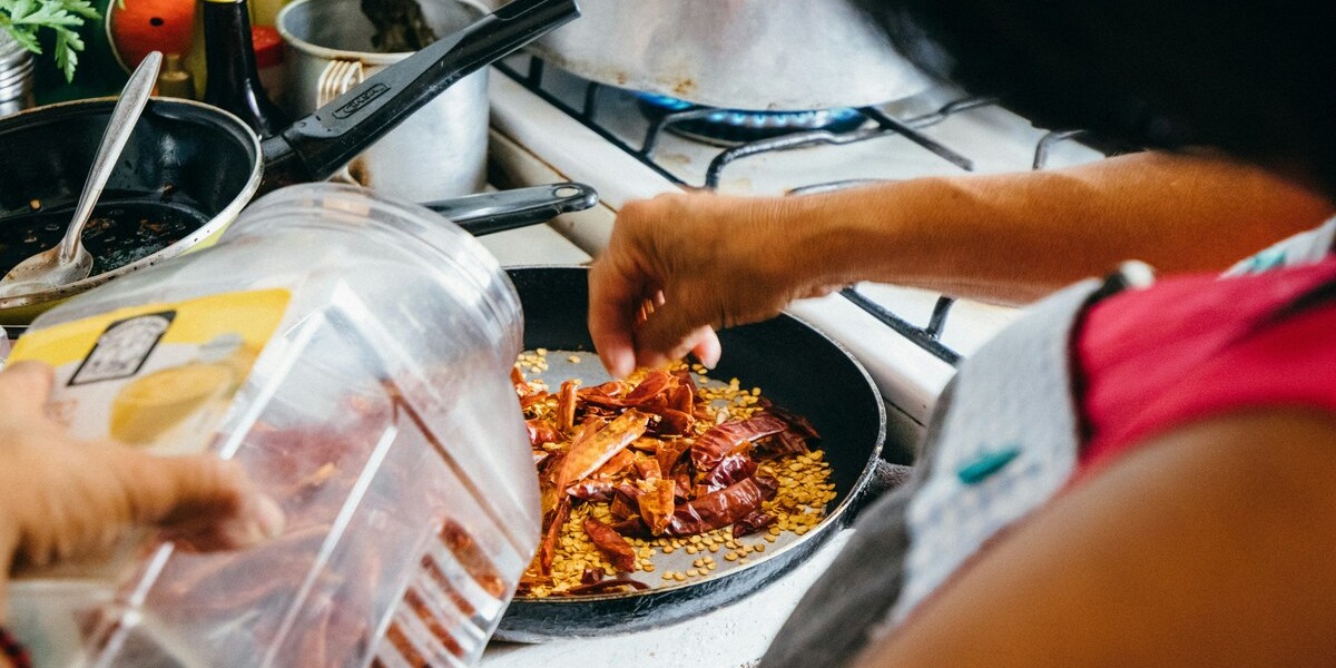 Donna alle prese con la cucina 