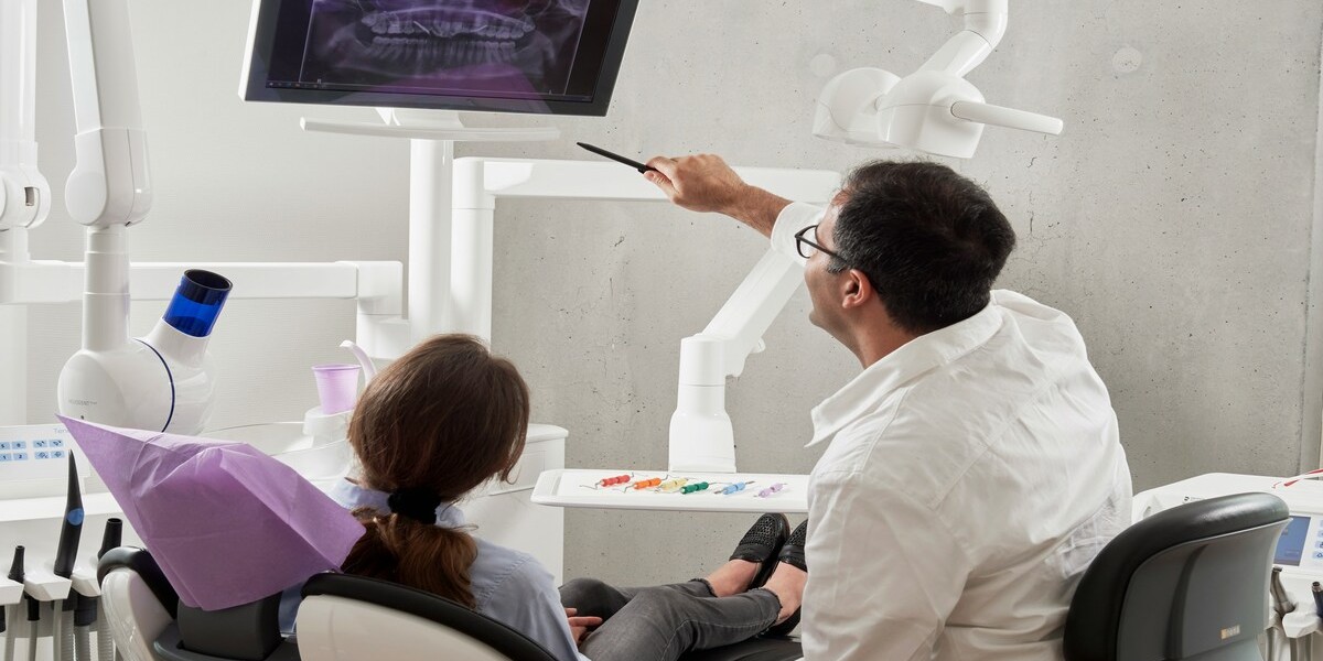 Bonus dentista 2025 Dentista e paziente durante una visita di controllo